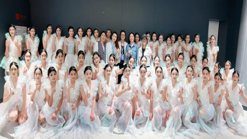 湖南师大附中教育集团红枫舞蹈团闪耀第八届全国中小学生艺术展演开幕式